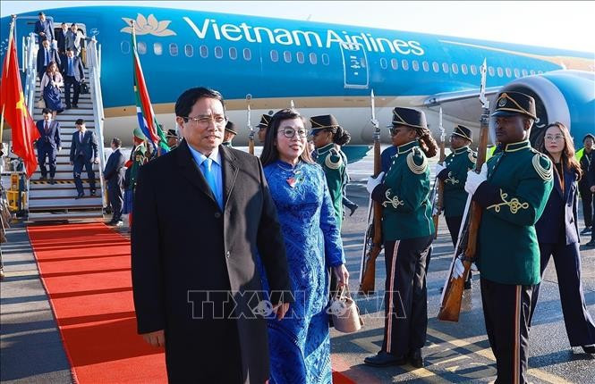 Lễ đón Thủ tướng Phạm Minh Chính và Phu nhân bắt đầu chuyến tham dự Hội nghị Thượng đỉnh G20 tại Nam Phi. Ảnh: Dương Giang/TTXVN