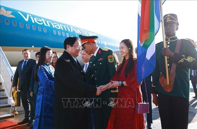 Cán bộ, nhân viên Đại sứ quán đón Thủ tướng Phạm Minh Chính và Phu nhân tại sân bay O.R. Tambo, Johannesburg, Nam Phi. Ảnh: Dương Giang/TTXVN