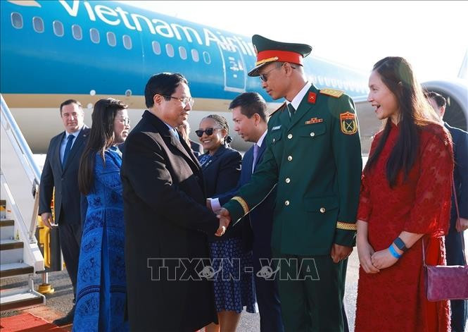 Cán bộ, nhân viên Đại sứ quán đón Thủ tướng Phạm Minh Chính và Phu nhân tại sân bay O.R. Tambo, Johannesburg, Nam Phi. Ảnh: Dương Giang/TTXVN