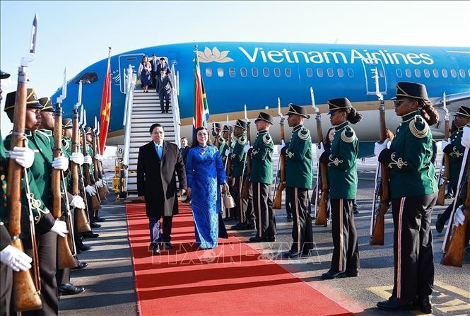 Lễ đón Thủ tướng Phạm Minh Chính và Phu nhân bắt đầu chuyến tham dự Hội nghị Thượng đỉnh G20 tại Nam Phi. Ảnh: Dương Giang/TTXVN