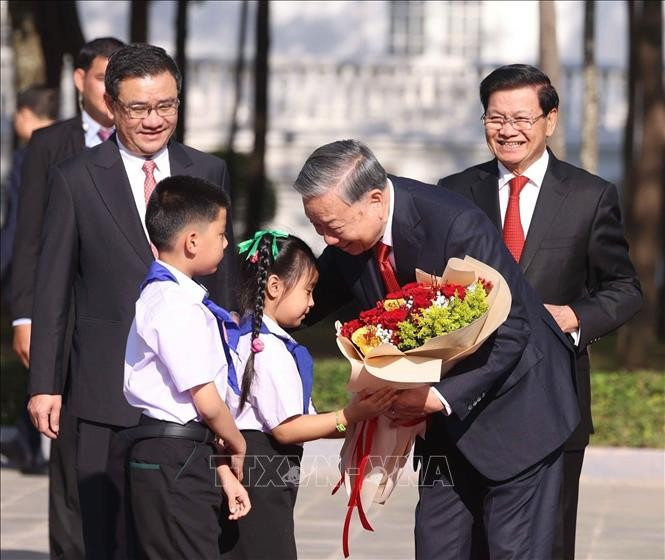 Thiếu nhi Lào tặng hoa, chào mừng Tổng Bí thư Tô Lâm thăm cấp Nhà nước tới Lào. Ảnh: Thống Nhất/TTXVN