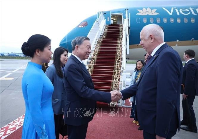 Phó Thủ tướng Belarus Anatoly Sivak tiễn Tổng Bí thư Tô Lâm và Phu nhân tại sân bay quốc tế Minsk. (Ảnh: Thống Nhất/TTXVN)