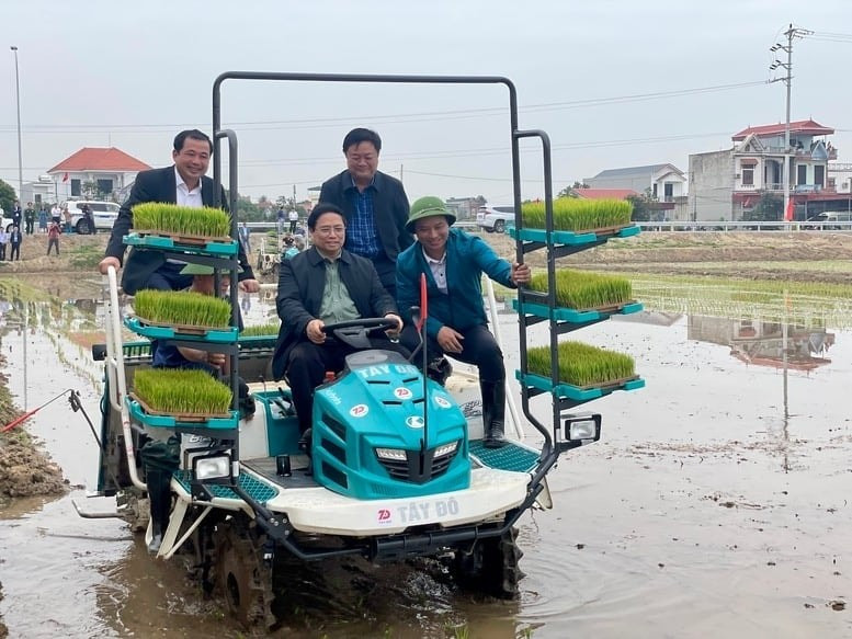 Thủ tướng Chính phủ Phạm Minh Chính, Phó Chủ tịch Quốc hội Lê Minh Hoan và Quyền Bộ trưởng Trần Đức Thắng xuống đồng gieo sạ bằng máy. Ảnh: Nhật Bắc. Thủ tướng Chính phủ Phạm Minh Chính, Phó Chủ tịch Quốc hội Lê Minh Hoan và Quyền Bộ trưởng Trần Đức Thắng xuống đồng gieo sạ bằng máy. Ảnh: Nhật Bắc.