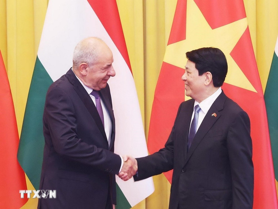 Chủ tịch nước Lương Cường và Tổng thống Hungary Sulyok Tamas chụp ảnh chung trước hội đàm. (Ảnh: Lâm Khánh/TTXVN) Chủ tịch nước Lương Cường và Tổng thống Hungary Sulyok Tamas chụp ảnh chung trước hội đàm. (Ảnh: Lâm Khánh/TTXVN)
