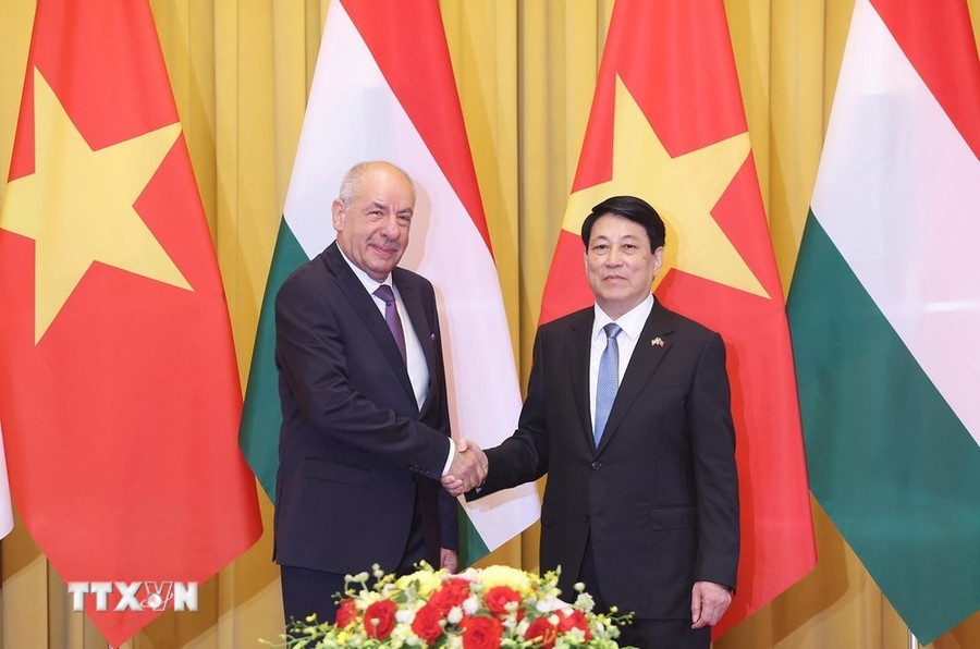 Chủ tịch nước Lương Cường và Tổng thống Hungary Sulyok Tamas chụp ảnh chung trước hội đàm. (Ảnh: Lâm Khánh/TTXVN) Chủ tịch nước Lương Cường và Tổng thống Hungary Sulyok Tamas chụp ảnh chung trước hội đàm. (Ảnh: Lâm Khánh/TTXVN)