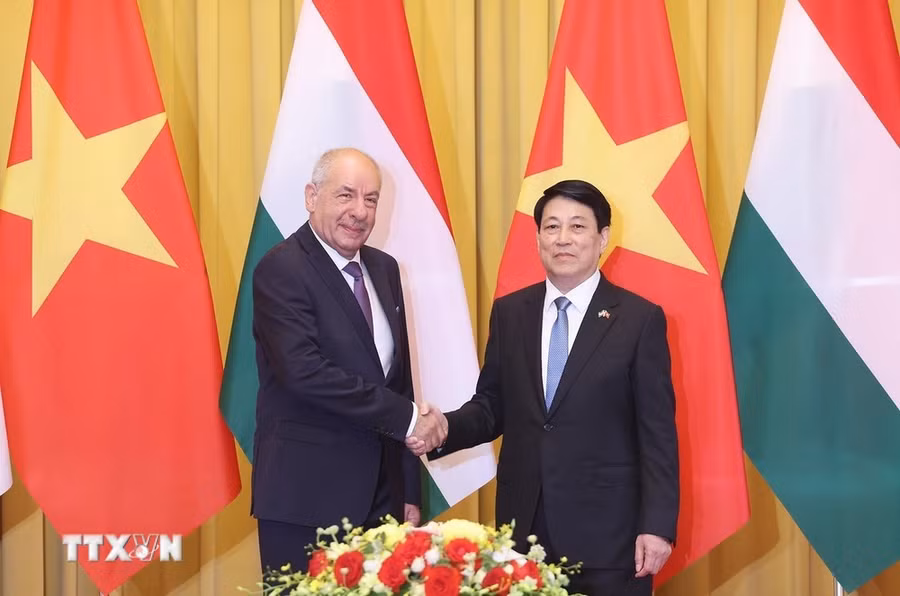 Chủ tịch nước Lương Cường và Tổng thống Hungary Sulyok Tamas chụp ảnh chung trước hội đàm. (Ảnh: Lâm Khánh/TTXVN)