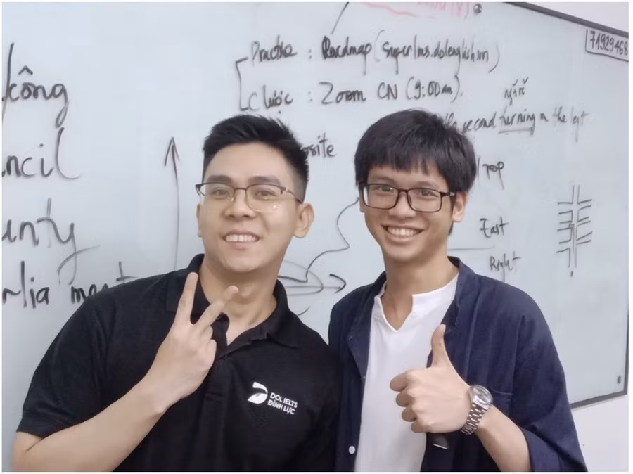Bạn Trần Đức Tài (phải, sinh viên Trường ĐH Y dược TP.HCM và là thủ khoa duy nhất cả nước ở khối B năm 2025) tin tưởng chọn học ở DOL English - Ảnh: DOL English.