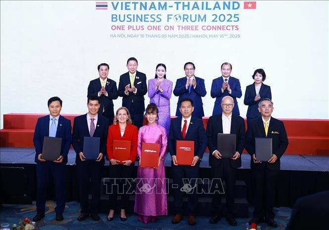 Thủ tướng Phạm Minh Chính và Thủ tướng Thái Lan Paetongtarn Shinawatra chứng kiến trao các biên bản ghi nhớ: Về việc chuyển giao quyền khai thác và hỗ trợ dịch vụ kỹ thuật 50 tàu bay Boeing Max; về đối tác chiến lược trong lĩnh vực ngân hàng số; về phát triển Khu Công nghiệp Đồng Nai. (Ảnh: Dương Giang/TTXVN) Thủ tướng Phạm Minh Chính và Thủ tướng Thái Lan Paetongtarn Shinawatra chứng kiến trao các biên bản ghi nhớ: Về việc chuyển giao quyền khai thác và hỗ trợ dịch vụ kỹ thuật 50 tàu bay Boeing Max; về đối tác chiến lược trong lĩnh vực ngân hàng số; về phát triển Khu Công nghiệp Đồng Nai. (Ảnh: Dương Giang/TTXVN)