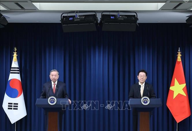 Tổng Bí thư Tô Lâm và Tổng thống Hàn Quốc Lee Jae Myung gặp gỡ báo chí. (Ảnh: Thống Nhất/TTXVN) Tổng Bí thư Tô Lâm và Tổng thống Hàn Quốc Lee Jae Myung gặp gỡ báo chí. (Ảnh: Thống Nhất/TTXVN)