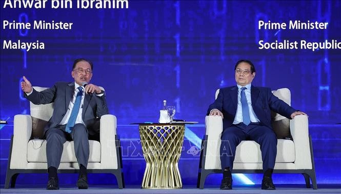 Thủ tướng Phạm Minh Chính và Thủ tướng Malaysia Anwar Ibrahim tham dự phiên thảo luận. Ảnh: Dương Giang/TTXVN. Thủ tướng Phạm Minh Chính và Thủ tướng Malaysia Anwar Ibrahim tham dự phiên thảo luận. Ảnh: Dương Giang/TTXVN.