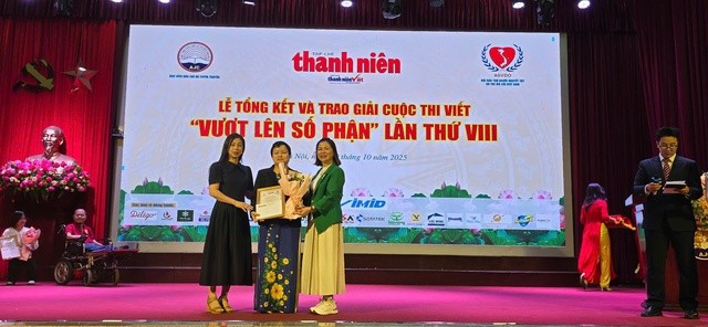 Nhà báo Phạm Hương Ngát – Phó Trưởng ban đối Ngoại – Tuyên truyền, Hội Bảo trợ Người khuyết tật và trẻ mồ côi Việt Nam và bà Nguyễn Thị Thanh Tâm, đại diện Nhà hàng chay Huệ Tâm trao giải khuyến khích cho các tác giả Nhà báo Phạm Hương Ngát – Phó Trưởng ban đối Ngoại – Tuyên truyền, Hội Bảo trợ Người khuyết tật và trẻ mồ côi Việt Nam và bà Nguyễn Thị Thanh Tâm, đại diện Nhà hàng chay Huệ Tâm trao giải khuyến khích cho các tác giả