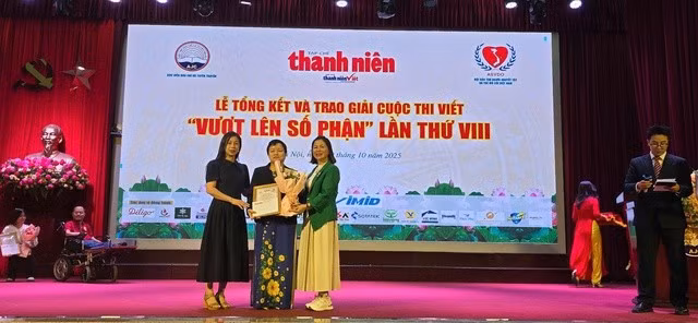 Nhà báo Phạm Hương Ngát – Phó Trưởng ban đối Ngoại – Tuyên truyền, Hội Bảo trợ Người khuyết tật và trẻ mồ côi Việt Nam và bà Nguyễn Thị Thanh Tâm, đại diện Nhà hàng chay Huệ Tâm trao giải khuyến khích cho các tác giả