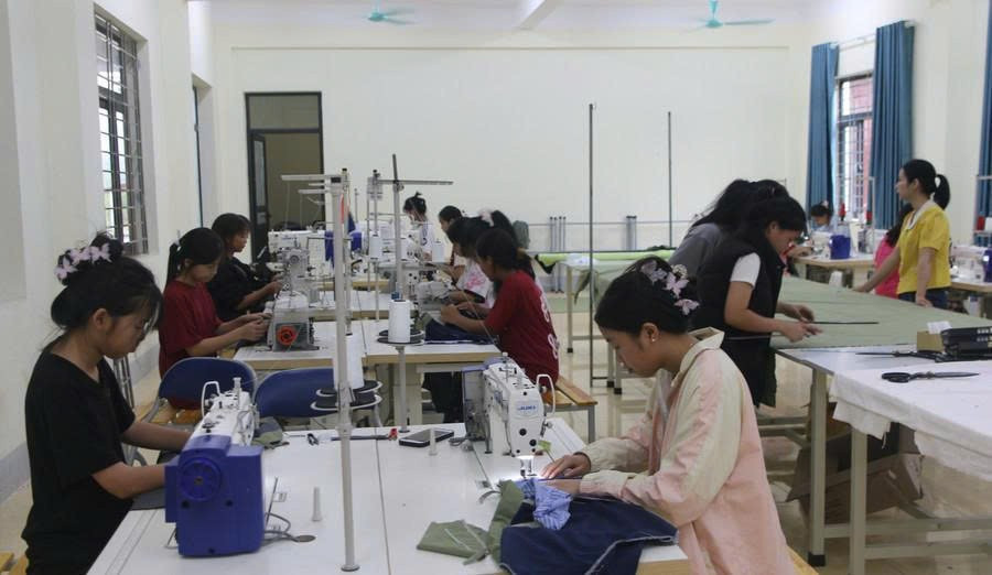 Lớp học nghề May tại Trường Cao đẳng Lai Châu. Ảnh CĐLC.
