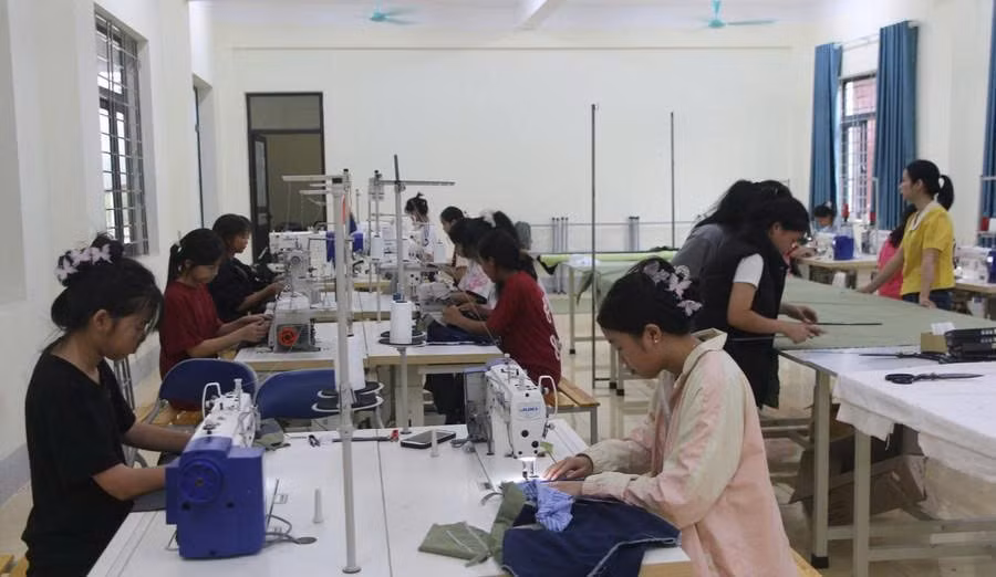 Lớp học nghề May tại Trường Cao đẳng Lai Châu. Ảnh CĐLC.