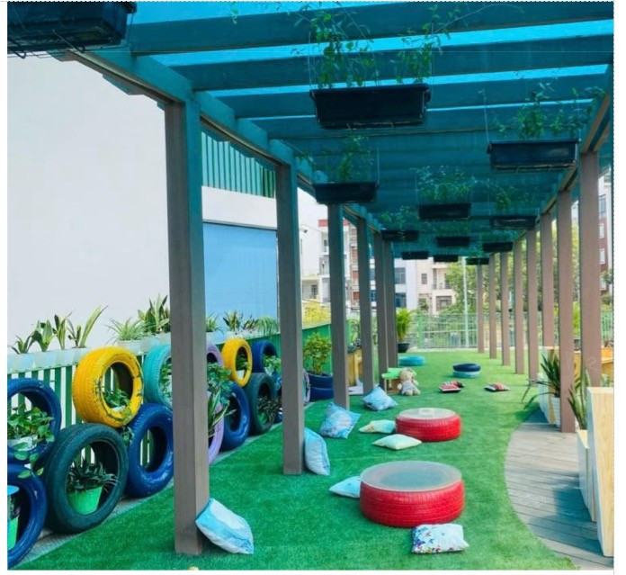 ین سو کنڈرگارٹن کے اوپر ریت کا صحن سبز درختوں سے ڈھکا ہوا ہے۔ img-5671.jpg