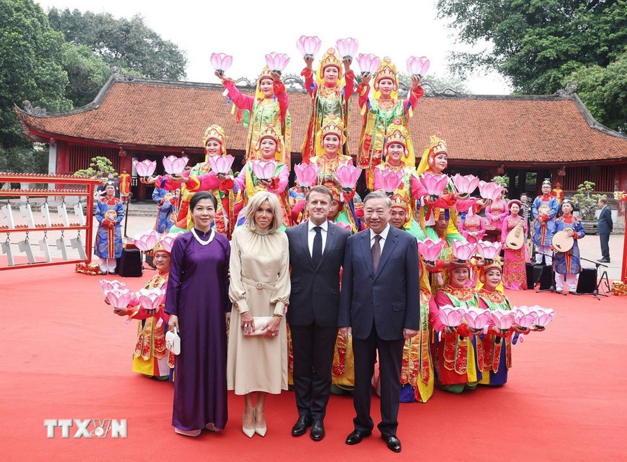 Tổng Bí thư Tô Lâm và Phu nhân cùng Tổng thống Pháp Emmanuel Macron và Phu nhân với các nghệ sỹ biểu diễn Nhã nhạc Cung đình Huế. (Ảnh: Thống Nhất/TTXVN). 272.jpg