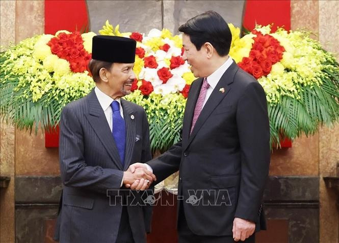 Chủ tịch nước Lương Cường và Quốc vương Brunei Darussalam Haji Hassanal Bolkiah chụp ảnh chung. Ảnh: Lâm Khánh/TTXVN