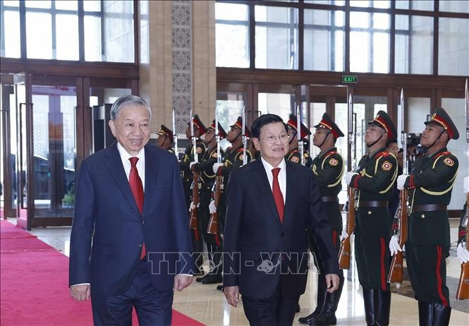 Tổng Bí thư Tô Lâm và Tổng Bí thư, Chủ tịch nước Lào Thongloun Sisoulith đến dự Hội nghị thông báo kết quả Đại hội đại biểu toàn quốc lần thứ XIV Đảng của Cộng sản Việt Nam. Ảnh: Thống Nhất/TTXVN