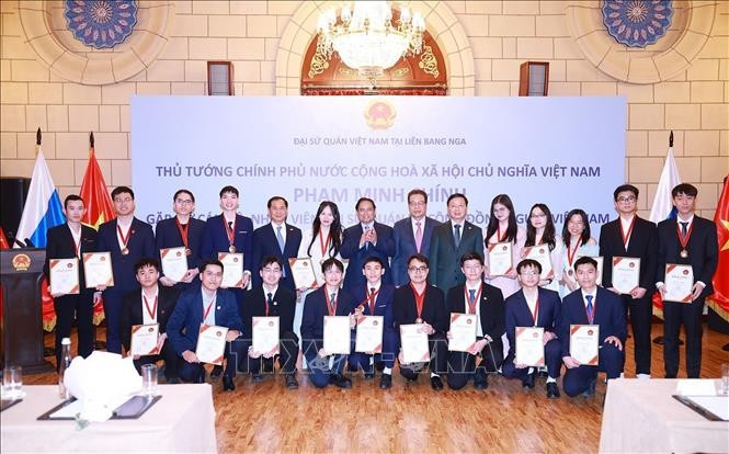Thủ tướng Phạm Minh Chính với sinh viên Việt Nam đang học tập và nghiên cứu tại Liên bang Nga. Ảnh: Dương Giang/TTXVN