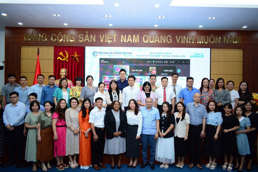 Các đại biểu tham dự trực tiếp chụp ảnh lưu niệm. 32.jpg