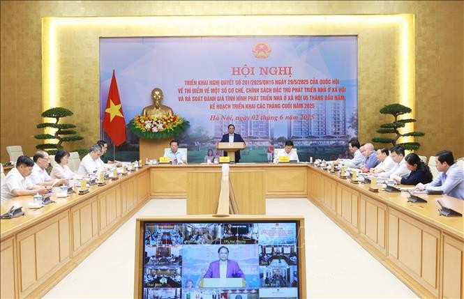 Thủ tướng Phạm Minh Chính chủ trì Hội nghị triển khai Nghị quyết của Quốc hội về thí điểm một số cơ chế, chính sách đặc thù phát triển nhà ở xã hội. (Ảnh: Dương Giang/TTXVN)