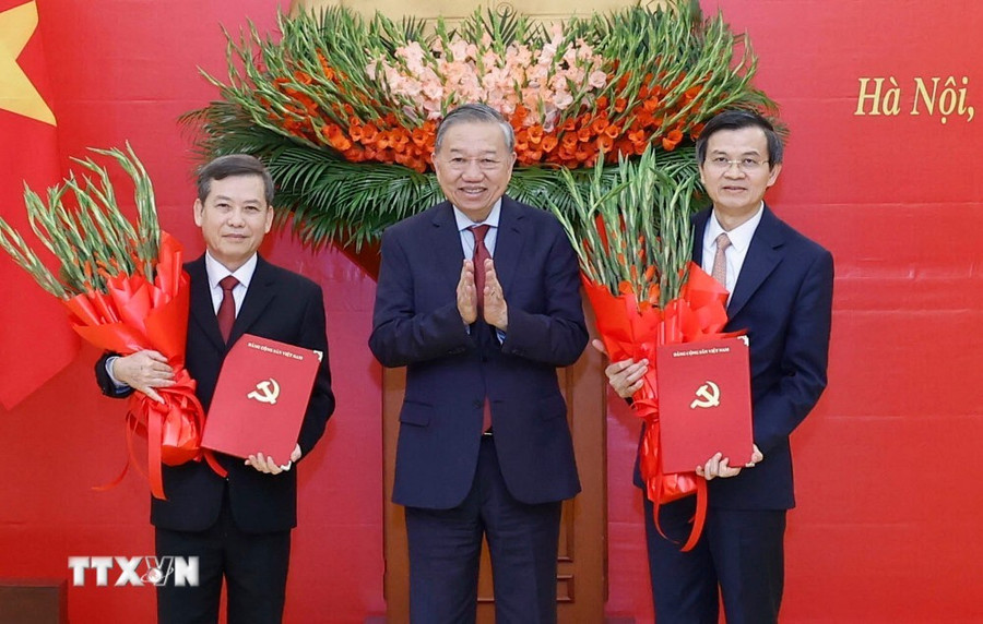 Tổng Bí thư Tô Lâm trao Quyết định của Bộ Chính trị cho các đồng chí Lê Minh Trí (bên trái) và Đoàn Minh Huấn (bên phải). (Ảnh: Thống Nhất/TTXVN)
