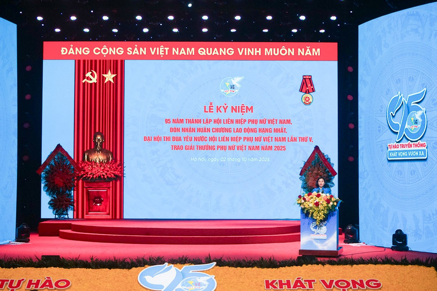 Bà Nguyễn Thị Tuyến, Phó Chủ tịch Ủy ban Trung ương Mặt trận Tổ quốc Việt Nam, Chủ tịch Hội LHPN Việt Nam trình bày diễn văn tại lễ kỷ niệm. Bà Nguyễn Thị Tuyến, Phó Chủ tịch Ủy ban Trung ương Mặt trận Tổ quốc Việt Nam, Chủ tịch Hội LHPN Việt Nam trình bày diễn văn tại lễ kỷ niệm.