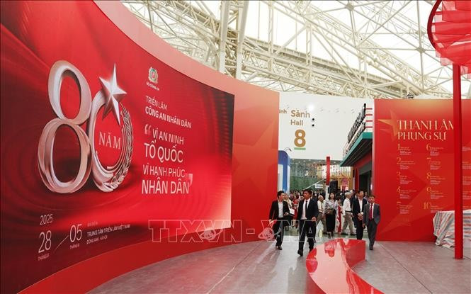 Khách tham quan các gian trưng bày trong Trung tâm hội chợ triển lãm Quốc gia. (Ảnh: Quốc Khánh/TTXVN) Khách tham quan các gian trưng bày trong Trung tâm hội chợ triển lãm Quốc gia. (Ảnh: Quốc Khánh/TTXVN)
