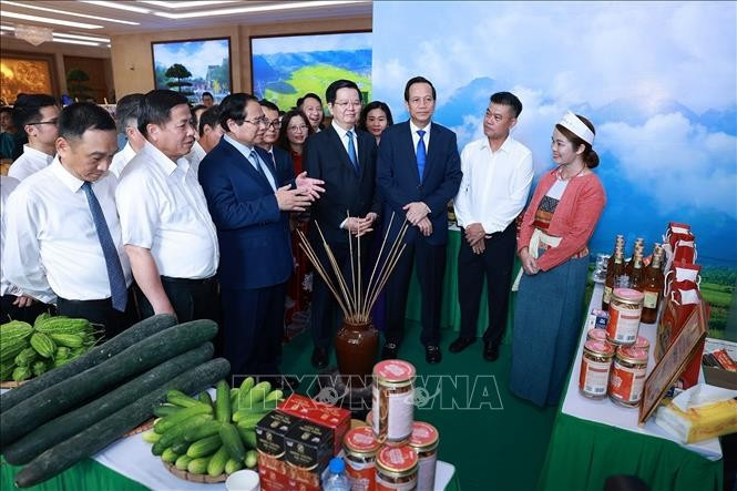 Thủ tướng Phạm Minh Chính tham quan trưng bày sản phẩm OCOP vùng đồng bào dân tộc thiểu số. (Ảnh: Dương Giang/TTXVN) Thủ tướng Phạm Minh Chính tham quan trưng bày sản phẩm OCOP vùng đồng bào dân tộc thiểu số. (Ảnh: Dương Giang/TTXVN)