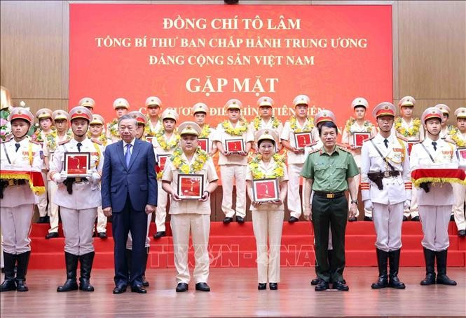 Tổng Bí thư Tô Lâm và Đại tướng Lương Tam Quang, Bộ trưởng Bộ Công an tuyên dương các điển hình tiên tiến trong Công an nhân dân và lực lượng bảo vệ an ninh trật tự. (Ảnh: Phạm Kiên/TTXVN)