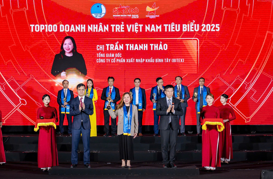 Chị Trần Thanh Thảo tại buổi lễ trao giải thưởng Sao Đỏ Doanh nhân trẻ 2025.