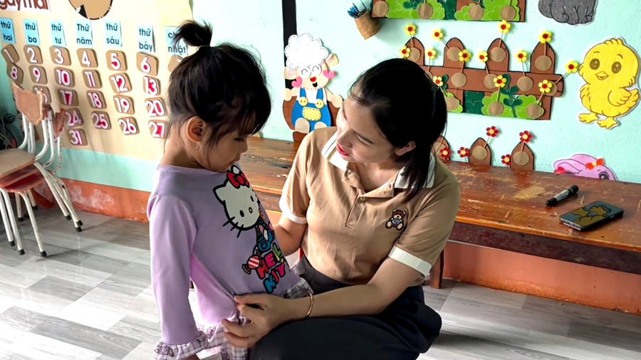 Trong những ngày đầu đến lớp, bé Minh gần như không giao tiếp và ít tham gia các hoạt động chung.