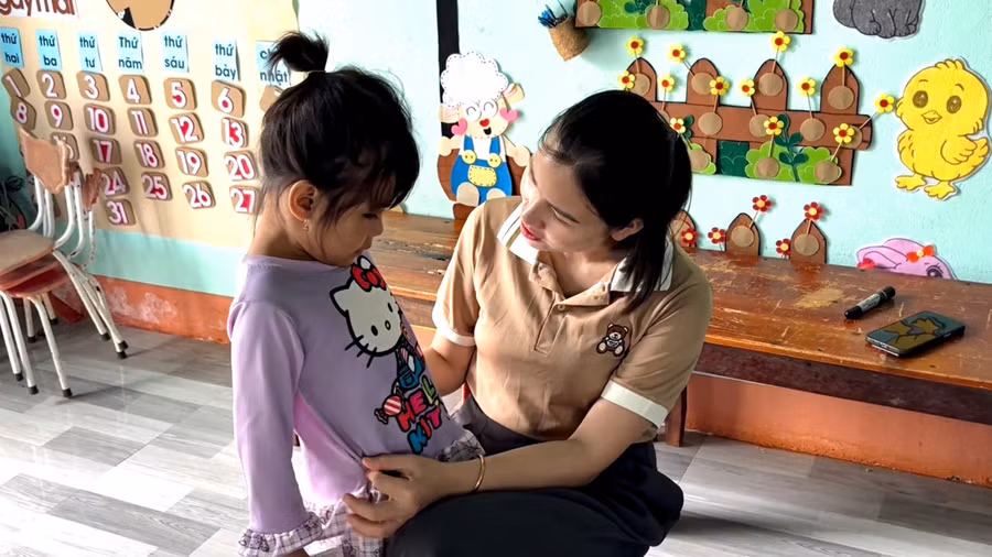 Trong những ngày đầu đến lớp, bé Minh gần như không giao tiếp và ít tham gia các hoạt động chung.