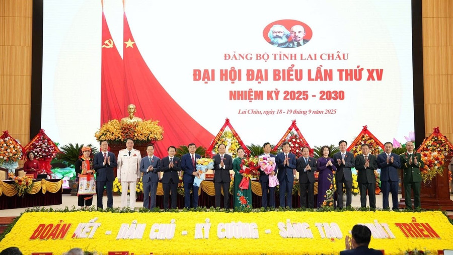 Ban Thường vụ Tỉnh ủy Lai Châu khóa XV, nhiệm kỳ 2025-2030 tặng hoa tri ân bà Giàng Páo Mỷ, Ủy viên BCH Trung ương Đảng, Bí thư Tỉnh ủy Lai Châu khóa XIV và các cán bộ không tái cử nhiệm kỳ khóa XV. (Ảnh: Trung tâm báo chí Đại hội) Ban Thường vụ Tỉnh ủy Lai Châu khóa XV, nhiệm kỳ 2025-2030 tặng hoa tri ân bà Giàng Páo Mỷ, Ủy viên BCH Trung ương Đảng, Bí thư Tỉnh ủy Lai Châu khóa XIV và các cán bộ không tái cử nhiệm kỳ khóa XV. (Ảnh: Trung tâm báo chí Đại hội)
