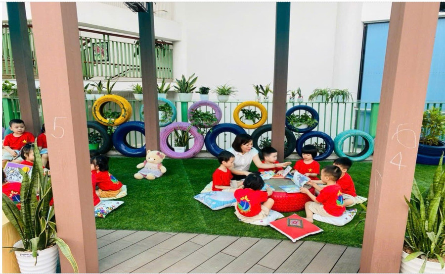 ہر روز، بچے ریت کے صحن میں مزے سے کھیلتے ہیں۔ img-5672.jpg