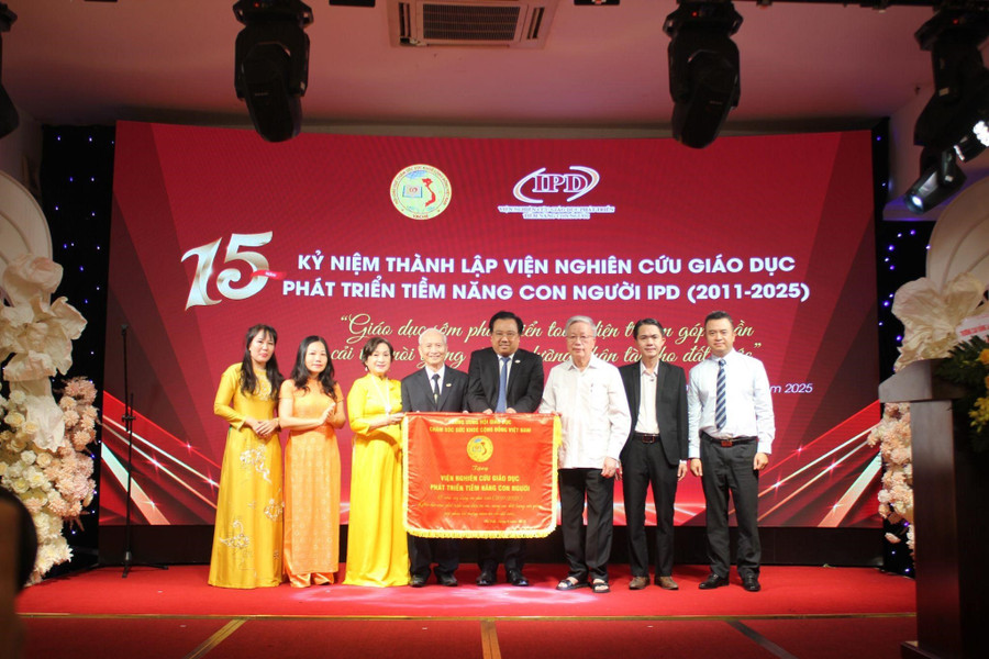 Ông Nguyễn Hồng Quân - Chủ tịch Chủ tịch Trung ương Hội Giáo dục Chăm sóc Sức khỏe Cộng đồng Việt Nam trao tặng trướng kỷ niệm cho tập thể Viện IPD. 4-6932.jpg