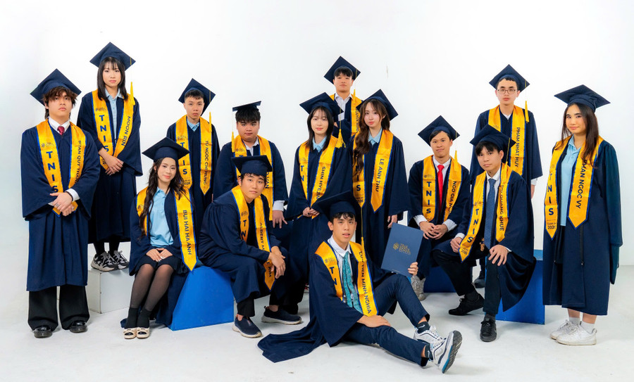 Tập thể lớp 12 sẽ tốt nghiệp năm học 25-26 với hơn 1 triệu USD học bổng tới từ nhiều trường đại học danh tiếng thế giới.