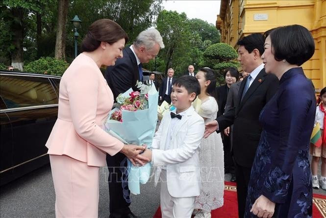 Thiếu nhi Thủ đô chào đón Tổng thống Cộng hoà Litva Gitanas Nauseda và Phu nhân sang thăm chính thức Việt Nam. (Ảnh: Lâm Khánh/TTXVN) Thiếu nhi Thủ đô chào đón Tổng thống Cộng hoà Litva Gitanas Nauseda và Phu nhân sang thăm chính thức Việt Nam. (Ảnh: Lâm Khánh/TTXVN)