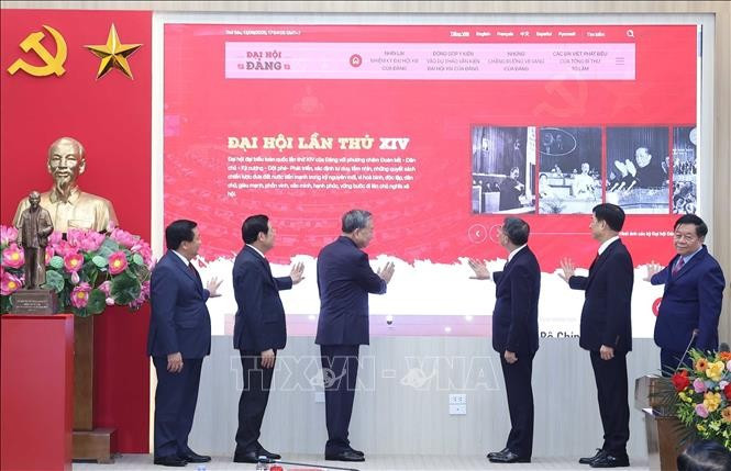 Tổng Bí thư Tô Lâm và các đồng chí lãnh đạo Đảng, Nhà nước thực hiện nghi thức ra mắt Trang tin điện tử “Đảng Cộng sản Việt Nam - Đại hội XIV”. Ảnh: Thống Nhất/TTXVN