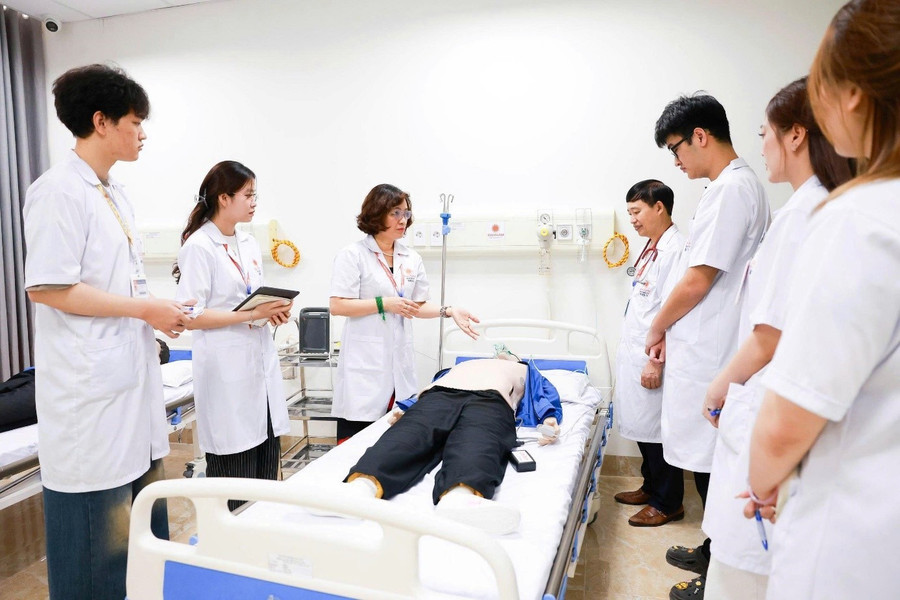 Phòng thực hành được đầu tư thiết bị hiện đại bám sát thực tiễn công việc. 123.jpg