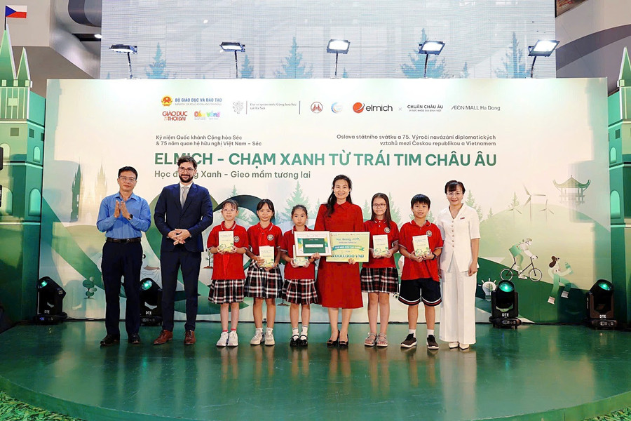Đại diện giáo viên và học sinh Trường Tiểu học Nhật Tân nhận Giải “Nhà Kiến Tạo Xanh”. 65.jpg