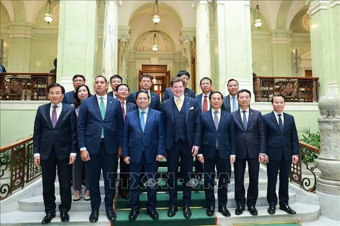 Thủ tướng Phạm Minh Chính và Chủ tịch Quốc hội Thụy Điển Andreas Norlén cùng thành viên đoàn Việt Nam tham dự hội kiến. Thủ tướng Phạm Minh Chính và Chủ tịch Quốc hội Thụy Điển Andreas Norlén cùng thành viên đoàn Việt Nam tham dự hội kiến.