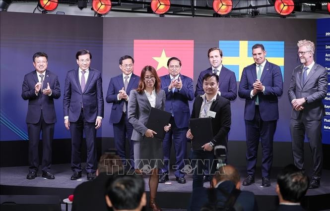 Thủ tướng Phạm Minh Chính chứng kiến trao thoả thuận hợp tác giữa doanh nghiệp Việt Nam – Thụy Điển. Thủ tướng Phạm Minh Chính chứng kiến trao thoả thuận hợp tác giữa doanh nghiệp Việt Nam – Thụy Điển.