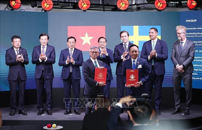 Thủ tướng Phạm Minh Chính chứng kiến trao thoả thuận hợp tác giữa doanh nghiệp Việt Nam – Thụy Điển. Thủ tướng Phạm Minh Chính chứng kiến trao thoả thuận hợp tác giữa doanh nghiệp Việt Nam – Thụy Điển.