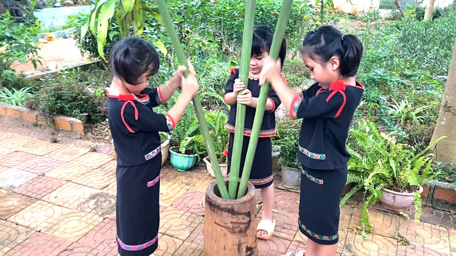 Từ sự kiên trì của cô Thủy, bé Minh dần tự tin hơn và bắt đầu cất tiếng nói trong lớp học. 66.jpg