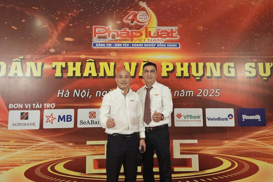 Nhà báo Phạm Quốc Cường (bên trái) và nhà báo Nguyễn Mạnh Hùng.