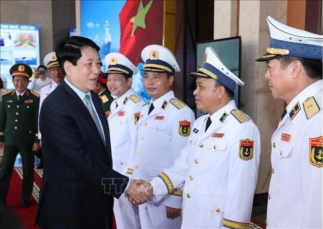 Chủ tịch nước Lương Cường với lãnh đạo, sĩ quan chỉ huy Bộ Tư lệnh Quân chủng Hải quân. Ảnh: Lâm Khánh/TTXVN. Chủ tịch nước Lương Cường với lãnh đạo, sĩ quan chỉ huy Bộ Tư lệnh Quân chủng Hải quân. Ảnh: Lâm Khánh/TTXVN.