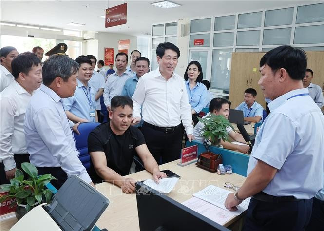 Chủ tịch nước Lương Cường thăm và kiểm tra hoạt động của Trung tâm Phục vụ hành chính công xã Quảng Hà. (Ảnh: Lâm Khánh/TTXVN( Chủ tịch nước Lương Cường thăm và kiểm tra hoạt động của Trung tâm Phục vụ hành chính công xã Quảng Hà. (Ảnh: Lâm Khánh/TTXVN(