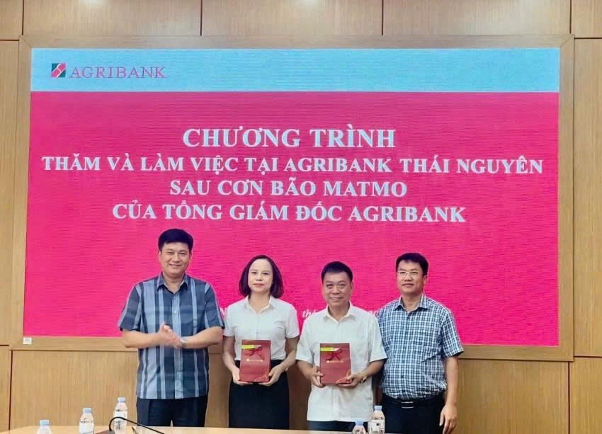 Đồng chí Phạm Toàn Vượng - Tổng Giám đốc Agribank đã làm việc với các chi nhánh trên địa bàn tỉnh Thái Nguyên để kiểm tra, chỉ đạo công tác khắc phục hậu quả bão số 11, thăm hỏi người lao động và khách hàng bị thiệt hại. 62.jpg