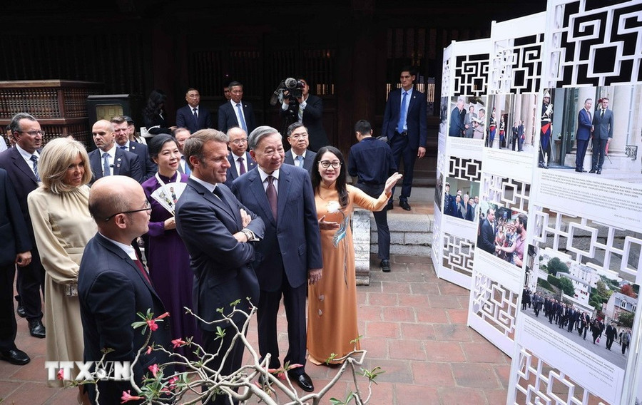 Tổng Bí thư Tô Lâm và Phu nhân cùng Tổng thống Pháp Emmanuel Macron và Phu nhân xem trưng bày ảnh về những dấu mốc tiêu biểu trong quan hệ giữa hai nước, do Thông tấn xã Việt Nam thực hiện. (Ảnh: Thống Nhất/TTXVN). 283.jpg